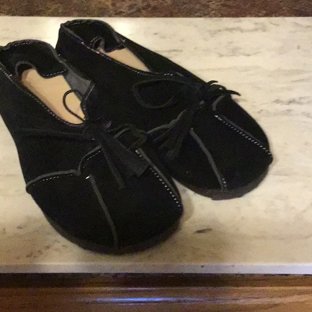 Oriental style slip on slipper shoes.